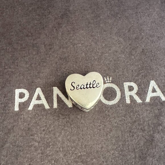 Pandora Seattle Exclusive Heart Charm - Picture 4 of 4